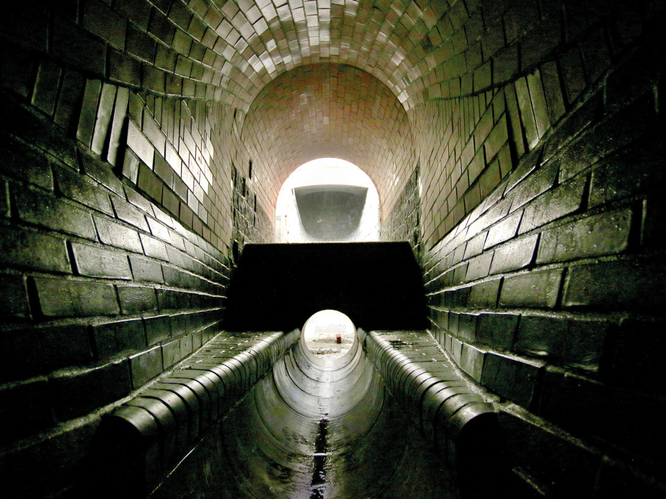 Spadiště s tangenciálním nátokem a šroubovicovým obtokem v Praze-Libni