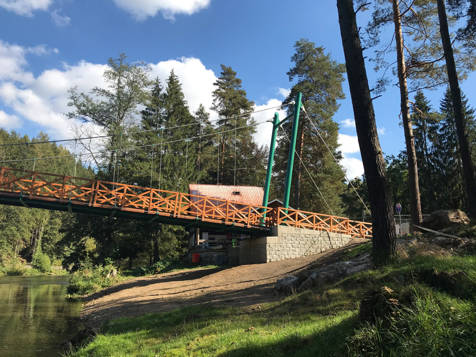 Lávka přes řeku Ohři ve Svatošských skalách