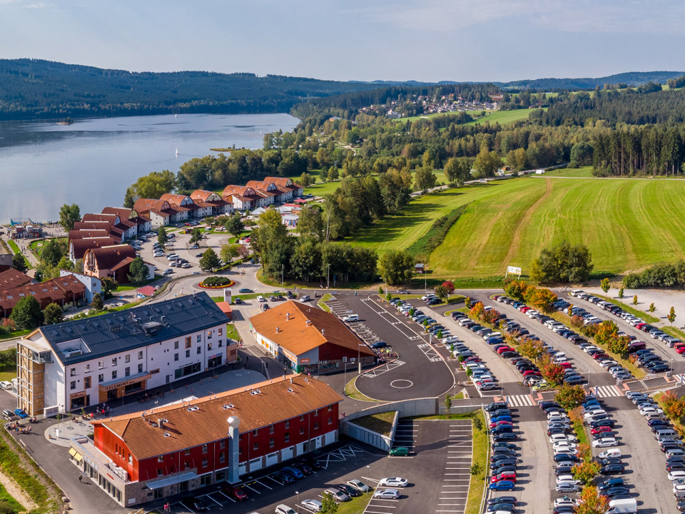 Hotel Element, Chata Lanovka a Dopravní terminál Lipno