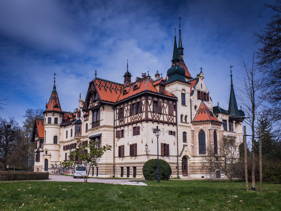 Oprava střechy zámku Lešná