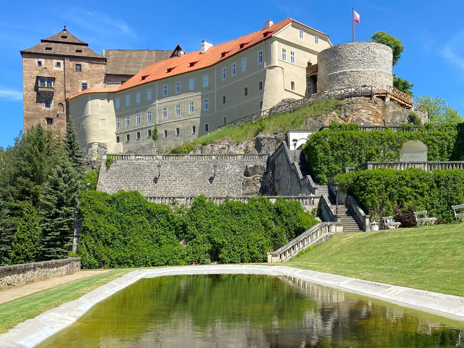 Rekonstrukce Pluhovských domů a  nádvoří Státního hradu Bečov