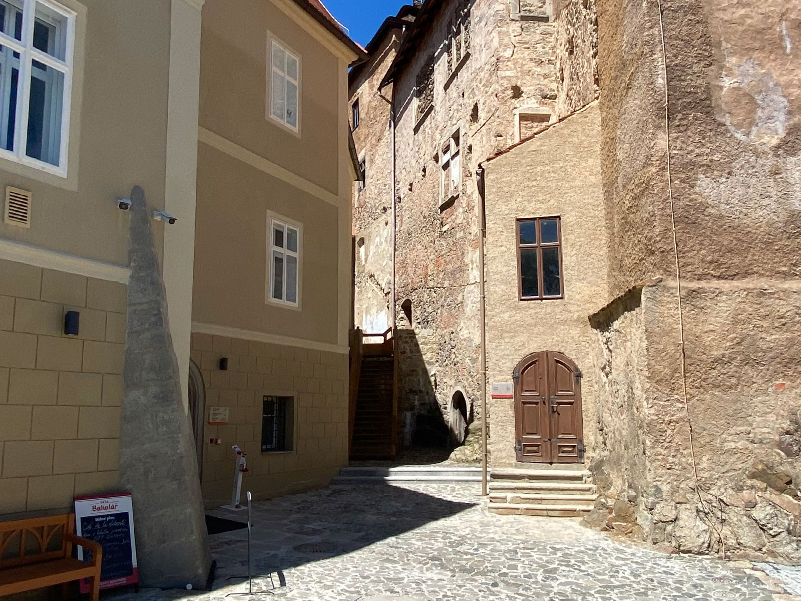 Rekonstrukce Pluhovských domů a  nádvoří Státního hradu Bečov