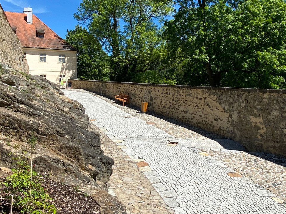 Rekonstrukce Pluhovských domů a  nádvoří Státního hradu Bečov