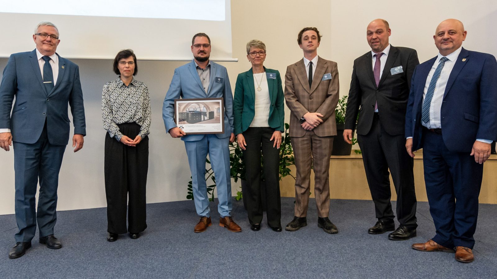 Předání ceny dne 19. října na Shromáždění delegátů ČKAIT v hotelu Pyramida v Praze. Zleva předseda ČKAIT Ing. Robert Špalek, za PM ČKAIT Ing. Petra Bartoníčková, přihlašovatel stavby Daniel Lipert, Iva Jindrová, Václav Hošek, Martin Bernášek, člen představenstva Ing. Petr Dospiva, Ph.D. Cenu podpořil pojišťovací makléř PM ČKAIT, s.r.o.