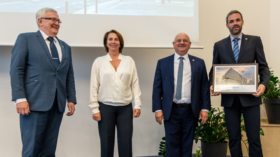 Předání ceny dne 19. října na Shromáždění delegátů ČKAIT v hotelu Pyramida v Praze. Zleva předseda ČKAIT Ing. Robert Špalek, ředitelka odboru územně a stavebně správního MMR Ing. Ivana Jakoubková, člen představenstva ČKAIT Ing. Petr Dospiva, cenu v zastoupení převzal člen představenstva ČKAIT Ing. Michal Drahorád, Ph.D.