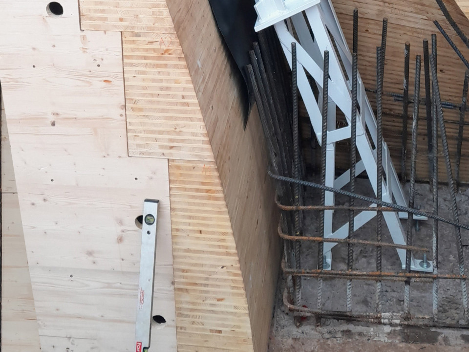 Visutá lávka přes Labe v Hradci Králové