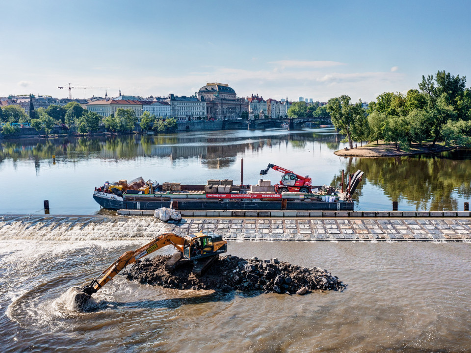 Rekonstrukce Staroměstského jezu na Vltavě v Praze