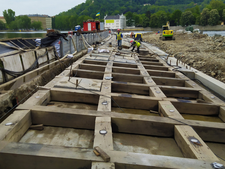 Rekonstrukce Staroměstského jezu na Vltavě v Praze