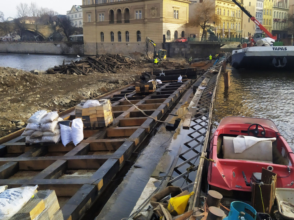 Rekonstrukce Staroměstského jezu na Vltavě v Praze