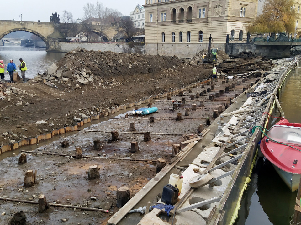 Rekonstrukce Staroměstského jezu na Vltavě v Praze