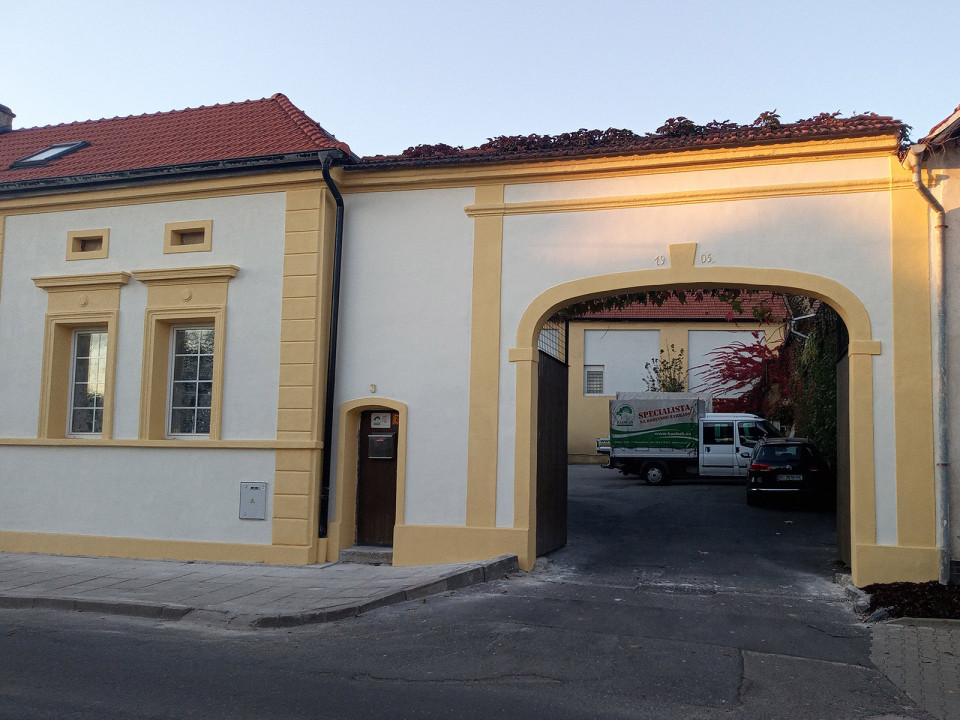 Rekonstrukce průčelí statku č.p. 3, Únětice