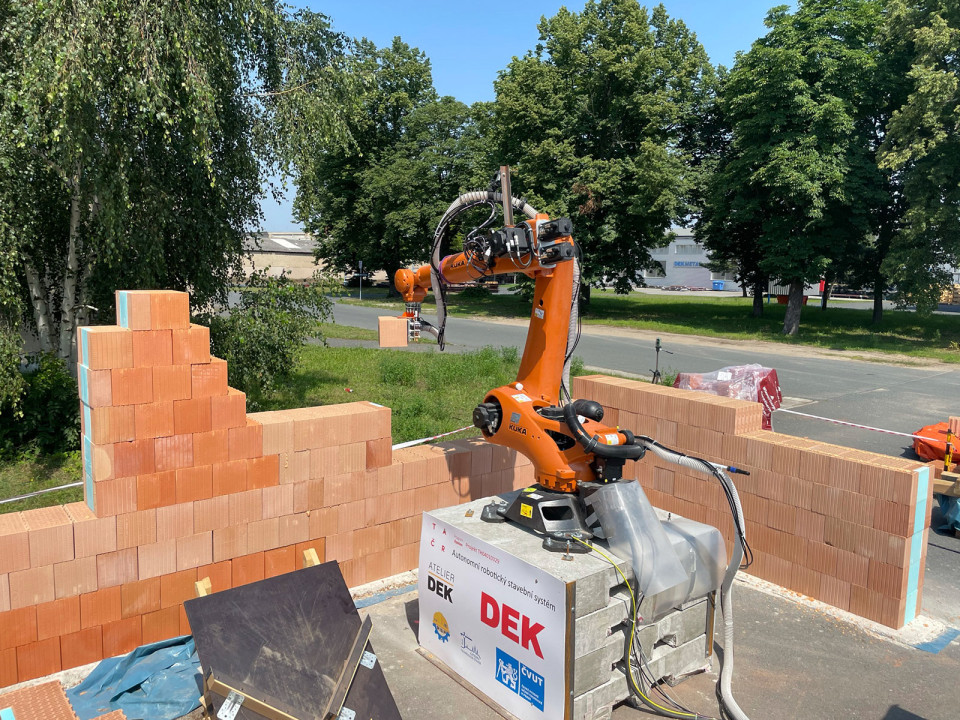 Autonomní robotický stavební systém DEKMATIC