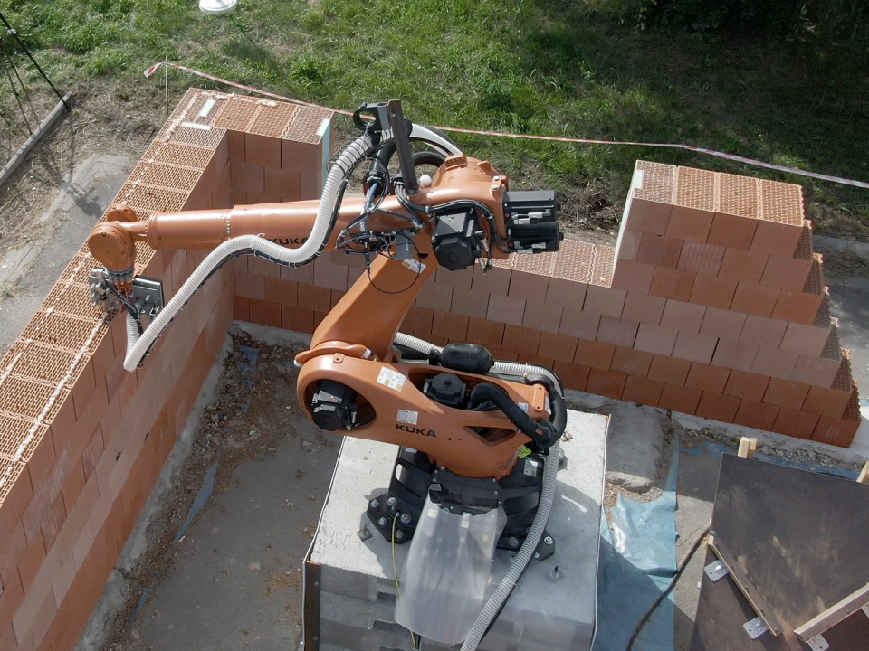 Autonomní robotický stavební systém DEKMATIC