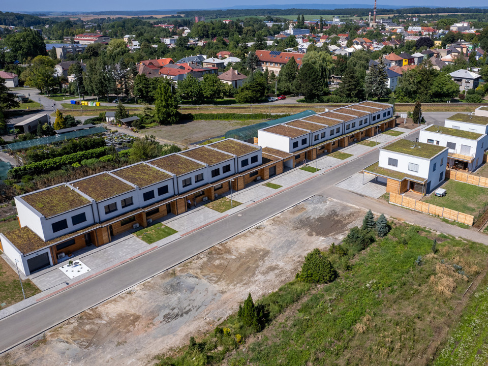 Nová ulice s pasivními rodinnými domy v Bystřici pod Hostýnem