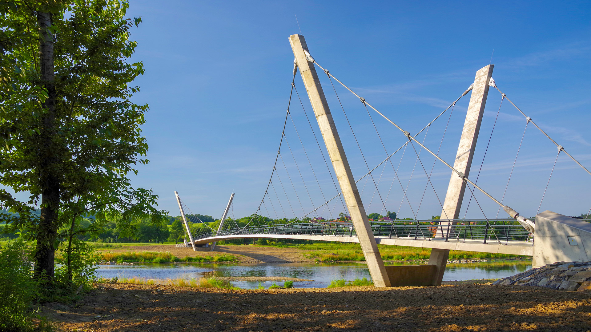 Cyklostezka a lávka přes Bečvu