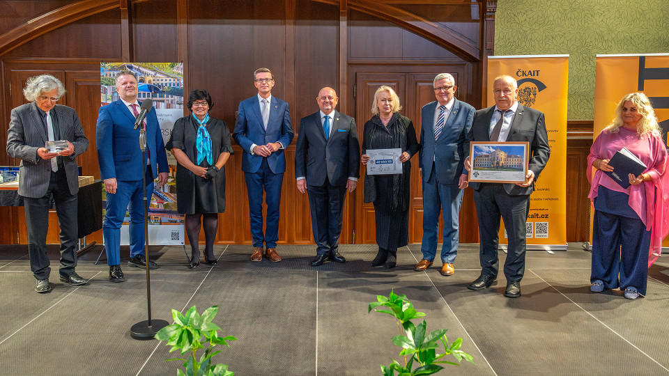 Jan Pelánek Lazarowitz, majitel zámku, Mgr. Filip Žežulka, ředitel odboru stavebnictví a stavebních hmot MPO, Ing. Žanet Hadžić, CSc., ředitelka odboru stavebního řádu MMR, Mgr. Martin Kupka, ministr dopravy, Ing. Petr Dospiva, Ph.D., 1. místopředseda ČKAIT, Hana Jirmusová Lazarowitz, majitelka zámku, Ing. Robert Špalek, předseda ČKAIT, Ing. Václav Vlček, hlavní projektant, Ing. Renata Zdařilová Ph.D., předsedkyně poroty