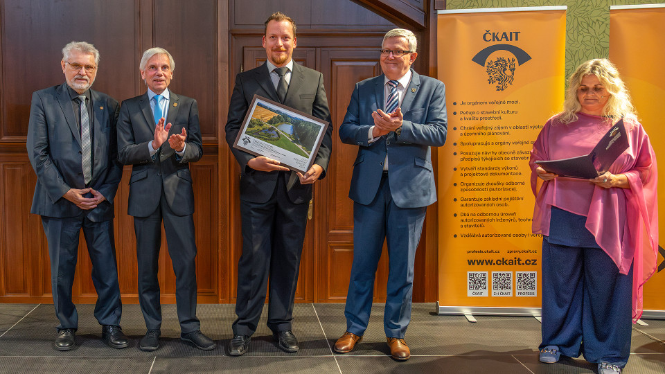 Ing. Karel Vaverka a Ing. Radim Loukota, předsedové oblastí ČKAIT, Ing. Vítězslav Pavel, hlavní projektant, Ing. Robert Špalek, předseda ČKAIT, Ing. Renata Zdařilová Ph.D., předsedkyně poroty