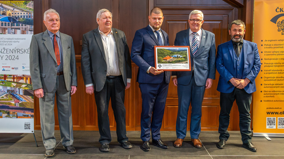 Ing. Čestmír Novotný, porotce, Ing. Ladislav Bukovský, předseda oblasti ČKAIT, Jaroslav Shrbený, stavbyvedoucí, Ing. Robert Špalek, předseda ČKAIT, Vasilij Lakatyš, jednatel Invessales
