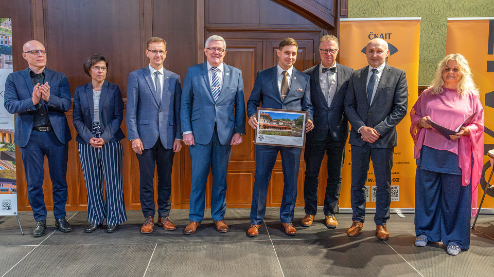 Ing. Michal Majer a Ing. Petra Bartoníčková, jednatelé PM ČKAIT, Ing. Radim Holiš, hejtman Zlínského kraje, Ing. Robert Špalek, předseda ČKAIT, Ing. Michal Hořák, hlavní stavbyvedoucí, Jakub Navláčil, majitel a jednatel, Ing. Petr Polášek, obchodní ředitel, Ing. Renata Zdařilová Ph.D., předsedkyně poroty