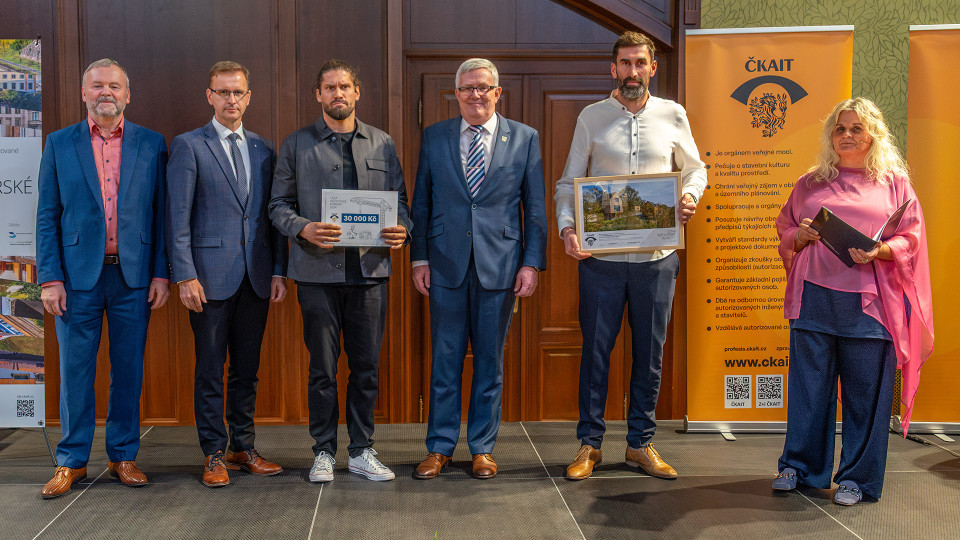 Ing. Aleš Novotný, ředitel pro korporátní obchody, ČSOB Pojišťovna, Ing. Radim Holiš, hejtman Zlínského kraje, Přemysl Spálenský, projektový manažer a stavbyvedoucí, Ing. Robert Špalek, předseda ČKAIT, Ing. Vít Spálenský, hlavní projektant, Ing. Renata Zdařilová Ph.D., předsedkyně poroty