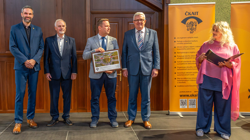 Ing. Michal Drahorád, PhD., porotce, Ing. František Konečný, Ph.D., předseda oblasti ČKAIT, Pavel Kačírek, manažer projektu, Ing. Robert Špalek, předseda ČKAIT, Ing. Renata Zdařilová Ph.D.