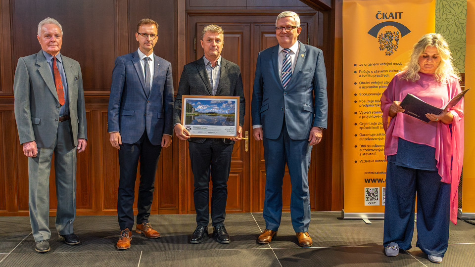 Ing. Čestmír Novotný, porotce, Ing. Radim Holiš, hejtman Zlínského kraje, Ing. Arnold Rozehnal, hlavní stavbyvedoucí EUROVIA CZ a.s., Ing. Robert Špalek, předseda ČKAIT, Ing. Renata Zdařilová Ph.D., předsedkyně poroty