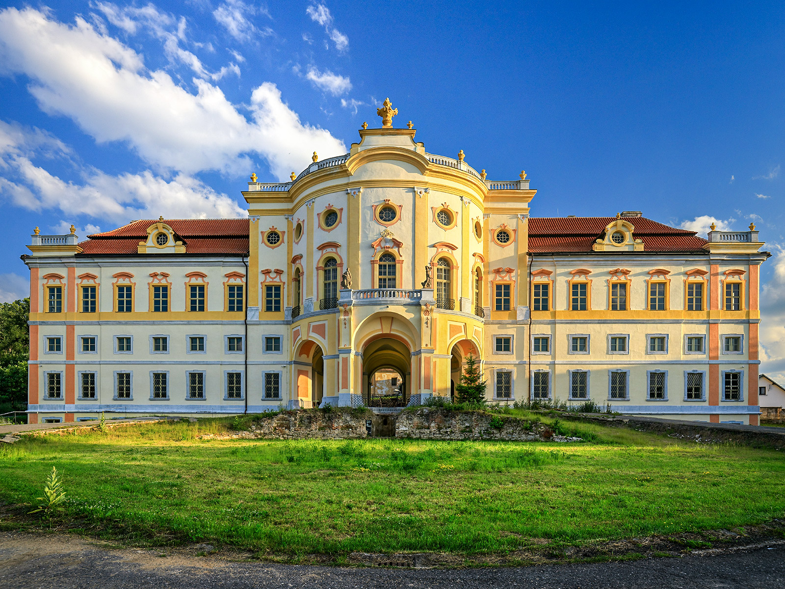 Rekonstrukce zámku Týnec