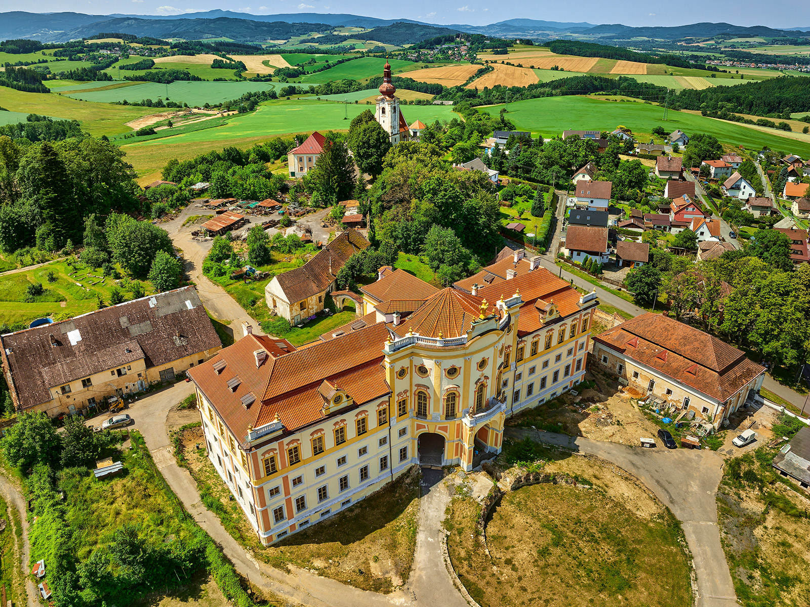 Rekonstrukce zámku Týnec