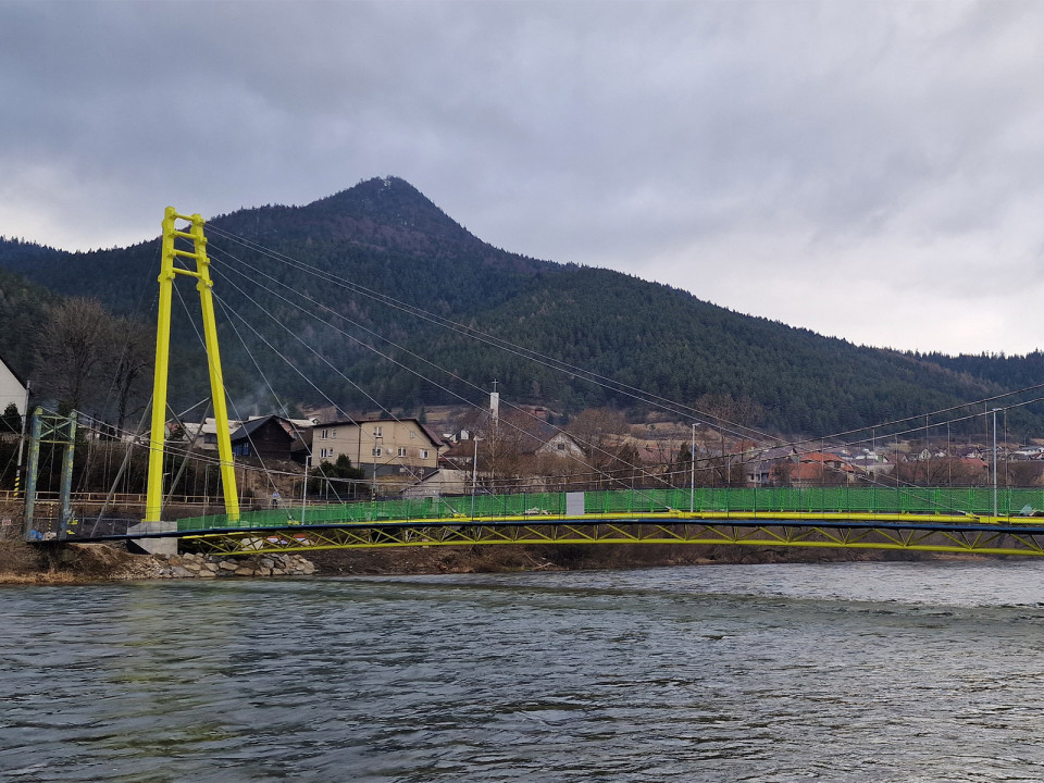 Cyklolávka přes řeku Váh mezi obcemi Švošov a Hubová na Slovensku