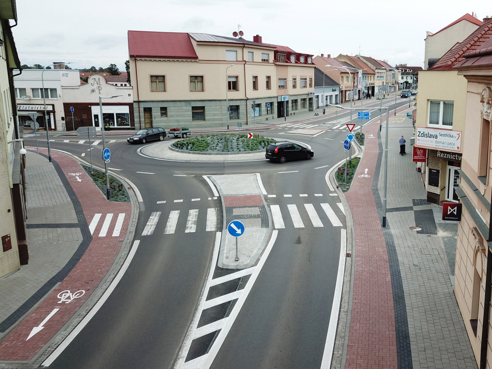 Okružní křižovatka silnic I/54 a I/55 ve Veselí nad Moravou