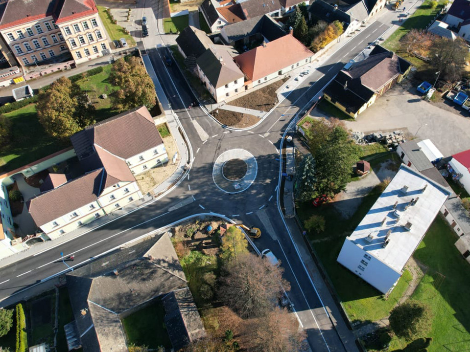 Družstevní ulice a okružní křižovatka v Kamenici nad Lipou