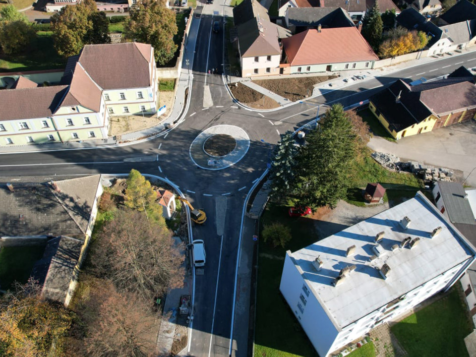 Družstevní ulice a okružní křižovatka v Kamenici nad Lipou