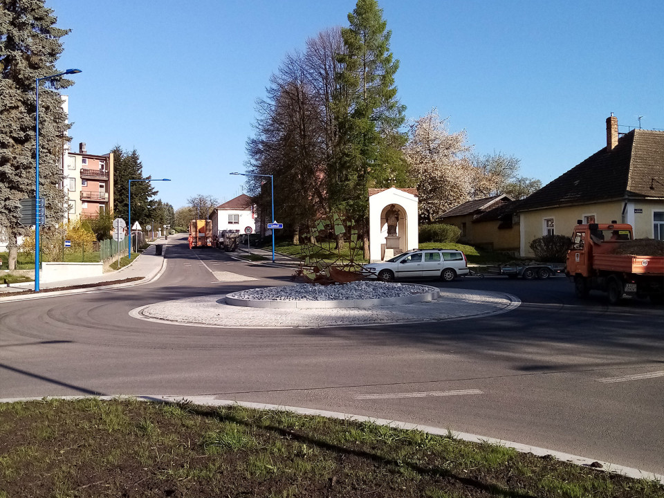 Družstevní ulice a okružní křižovatka v Kamenici nad Lipou