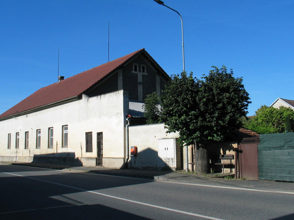Přestavba bývalé restaurace a prodejny na bytový dům v Kobylnici