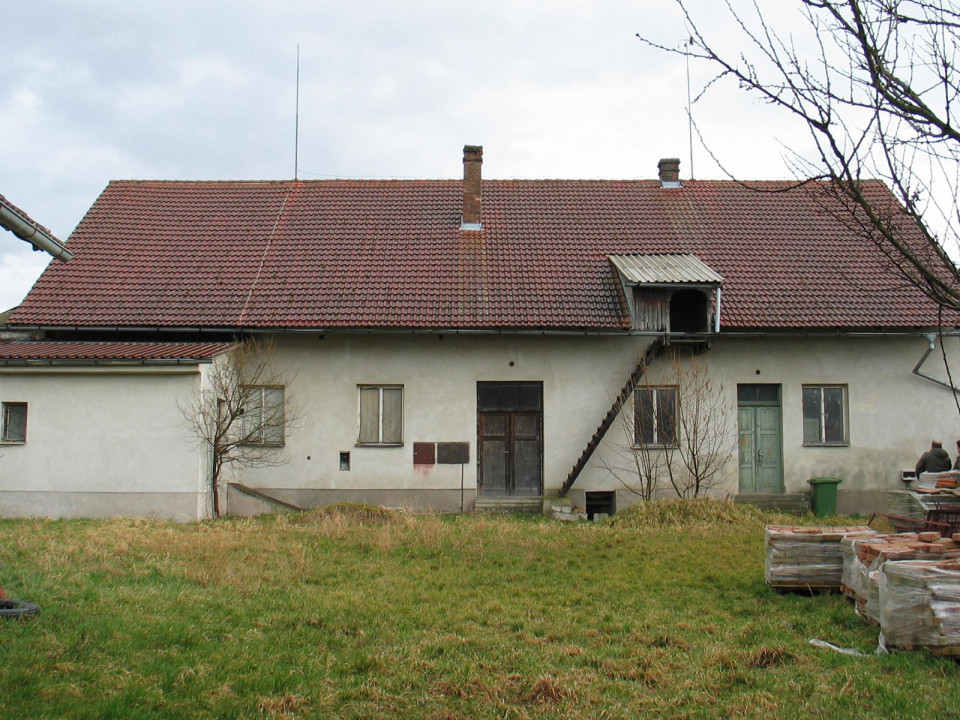 Přestavba bývalé restaurace a prodejny na bytový dům v Kobylnici