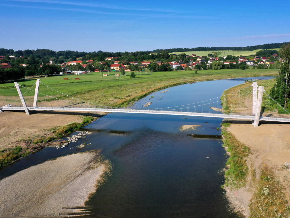 Cyklostezka a lávka přes Bečvu