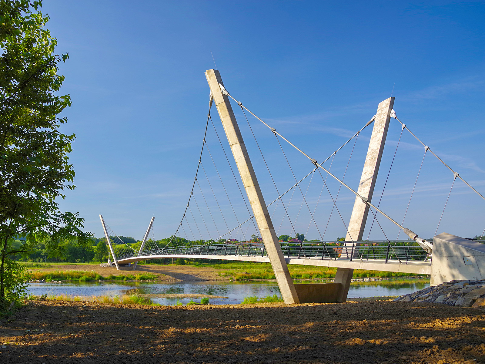 Cyklostezka a lávka přes Bečvu
