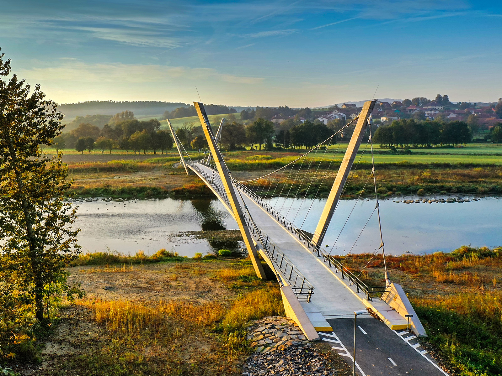 Cyklostezka a lávka přes Bečvu