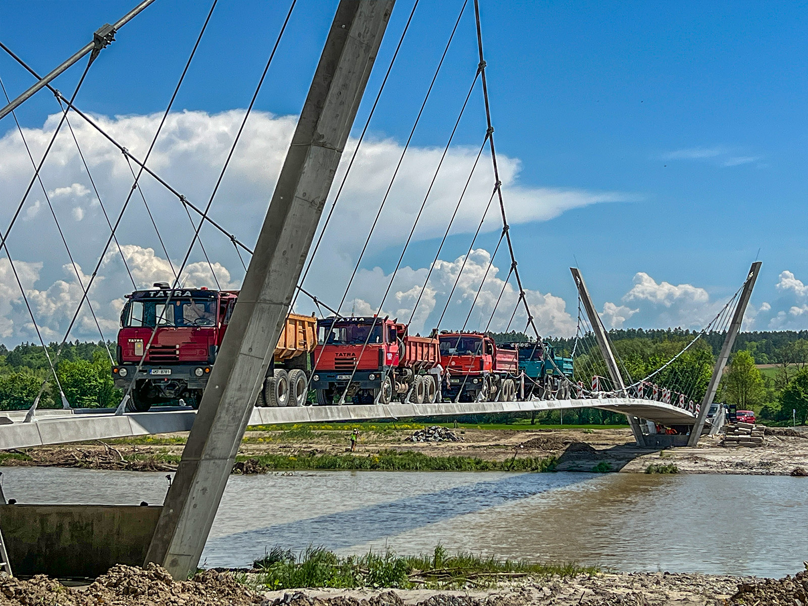 Cyklostezka a lávka přes Bečvu
