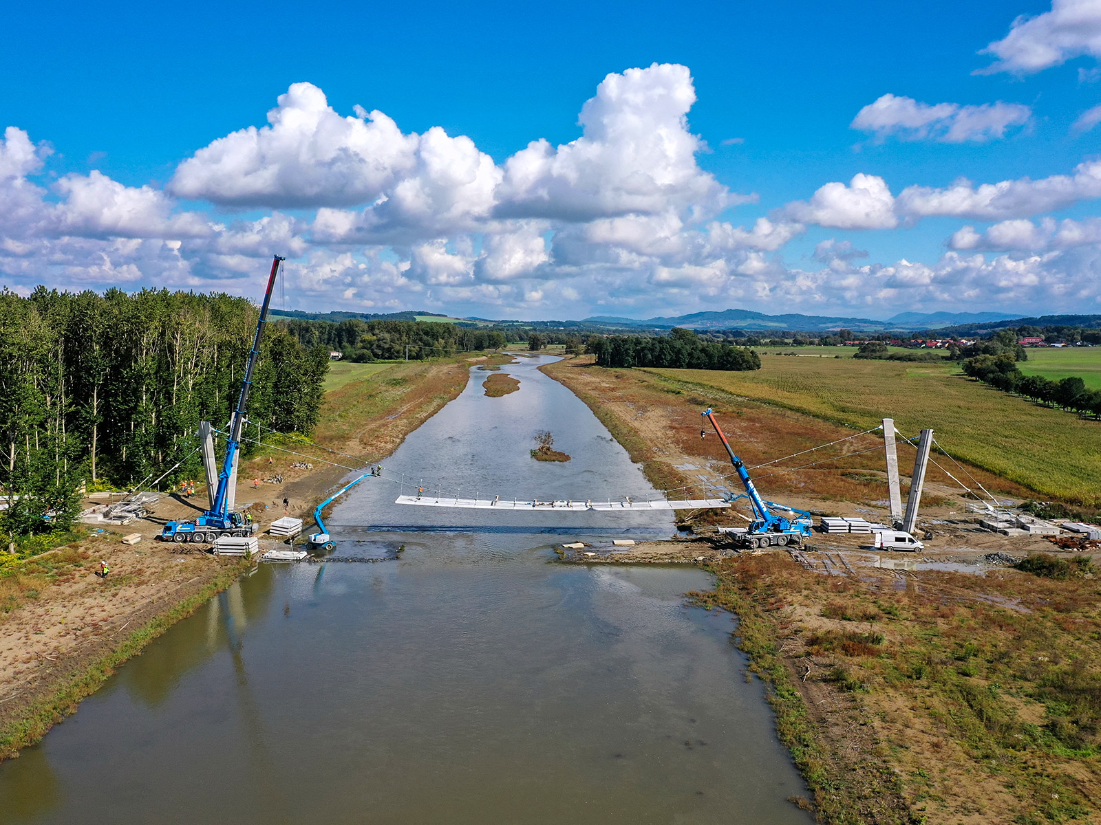 Cyklostezka a lávka přes Bečvu