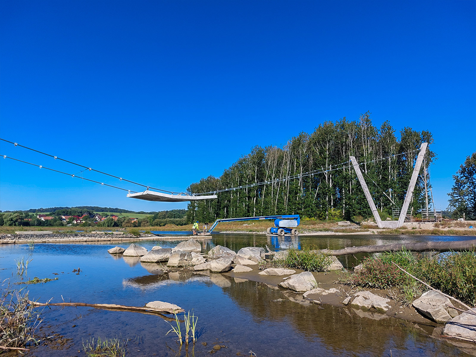 Cyklostezka a lávka přes Bečvu