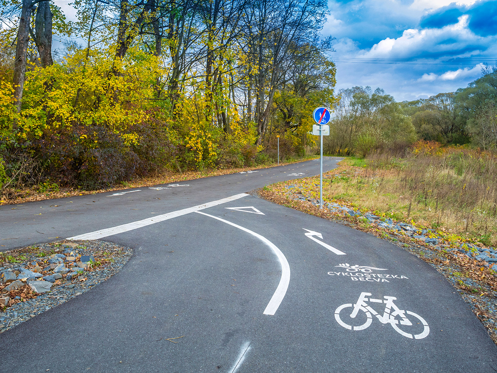 Cyklostezka a lávka přes Bečvu