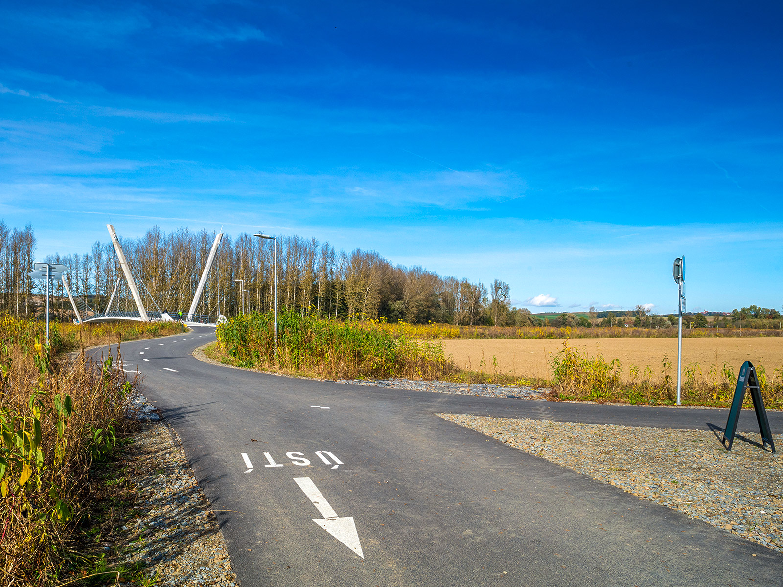 Cyklostezka a lávka přes Bečvu