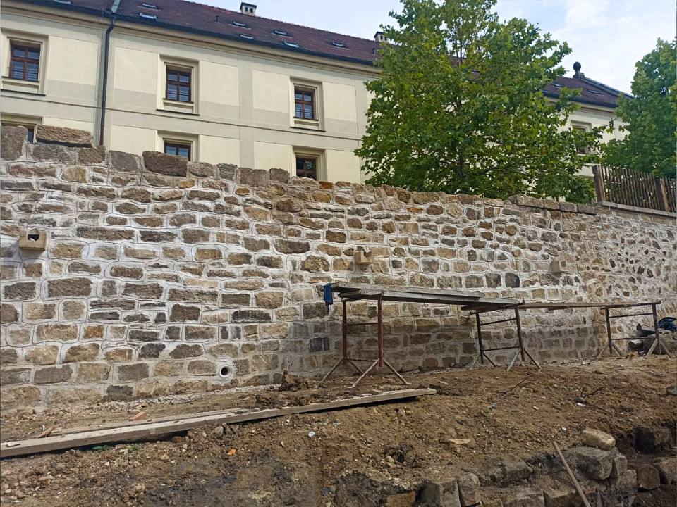 Obnova opěrné zdi pod Zámeckou sýpkou v Děčíně